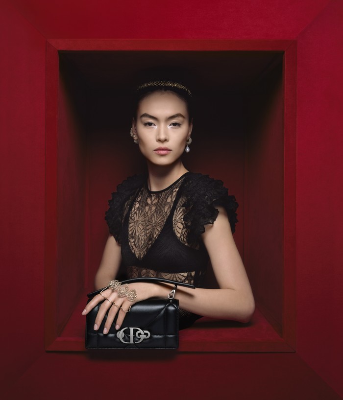 Interpretasi baru juga ditampilkan pada kreasi tas Dior Caro yang pada musim gugur dan dingin 2022 hadir dalam versi fluffy macrocanage. Foto: Brigitte Niedermair