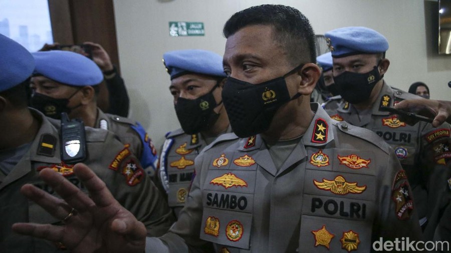 Irjen Ferdy Sambo akhirnya selesai diperiksa oleh Dittipidum Bareskrim Polri. Sambo keluar dari kantor Dittipidum setelah diperiksa tujuh jam.