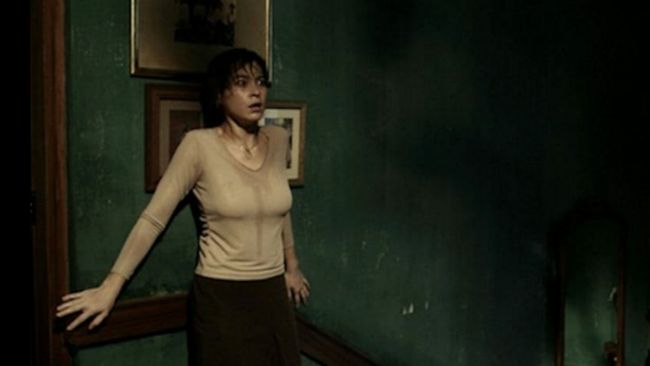 Sinopsis Alone, film horor Thailand yang mengisahkan anak kembar dempet menyukai pria yang sama dan berujung maut.