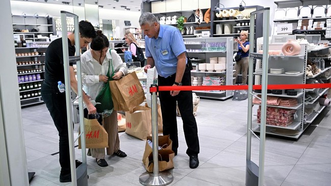 FOTO: Orang Rusia Ramai-ramai Serbu H&M Sebelum Hengkang