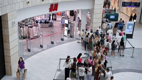 FOTO: Orang Rusia Ramai-ramai Serbu H&M Sebelum Hengkang
