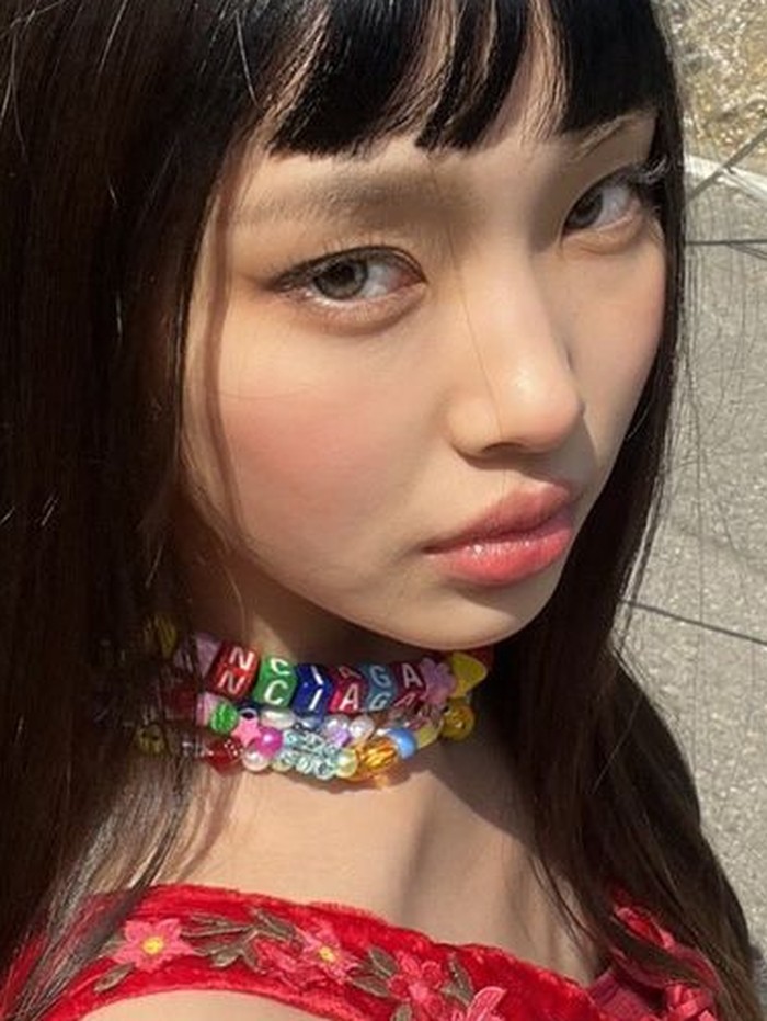Hyein juga dinilai memiliki kemiripan dengan beberapa selebriti Korea lainnya seperti Go Min Si, Jung Ho Yeon, dan Heize./ foto: twitter.com/@picsnewjeans