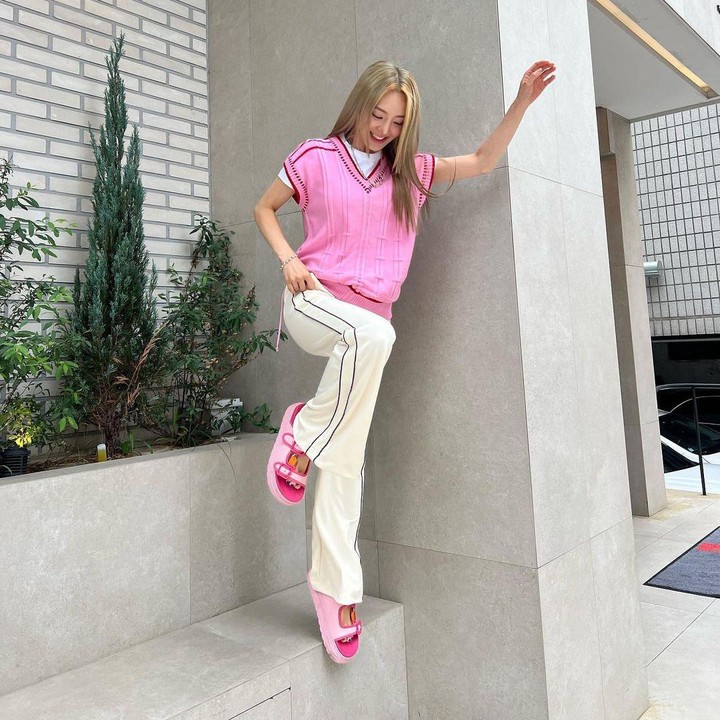 <p>Main <em>dancer</em> sekaligus rapper SNSD, Hyoyeon juga punya gaya <em>fashion</em> yang menarik. Ia menciptakan susana kasual dengan vest berwarna neon <em>pink</em> dan membuatnya terlihat sangat <em>fun</em>. (Foto: Instagram @hyoyeon_x_x)</p>