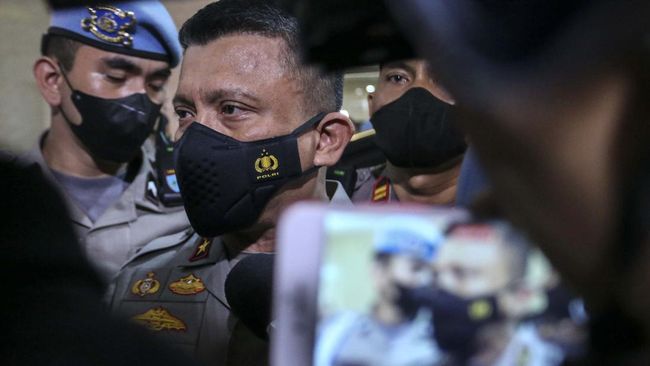 Kapolri Jenderal Listyo Sigit Prabowo resmi mencopot Irjen Sambo dari jabatan Kadiv Propam Polri buntut kematian Brigadir J di rumah dinasnya.