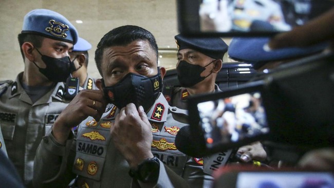 Beda Keterangan Sambo dan Pengacara Brigadir J soal Motif Pembunuhan Irjen Ferdy Sambo merencanakan pembunuhan karena Brigadir J diduga melakukan perbuatan yang melukai harkat dan martabat istrinya.