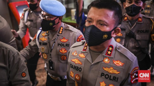 Isu Konsorsium 303 yang diduga dipimpin Irjen Ferdy Sambo menyeret sejumlah pejabat Polri. Salah satunya Kabid Propam Polda Jatim Kombes Taufik Herdiansyah.