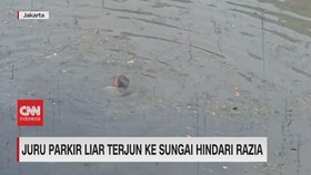 VIDEO: Juru Parkir Liar Terjun ke Sungai Hindari Razia