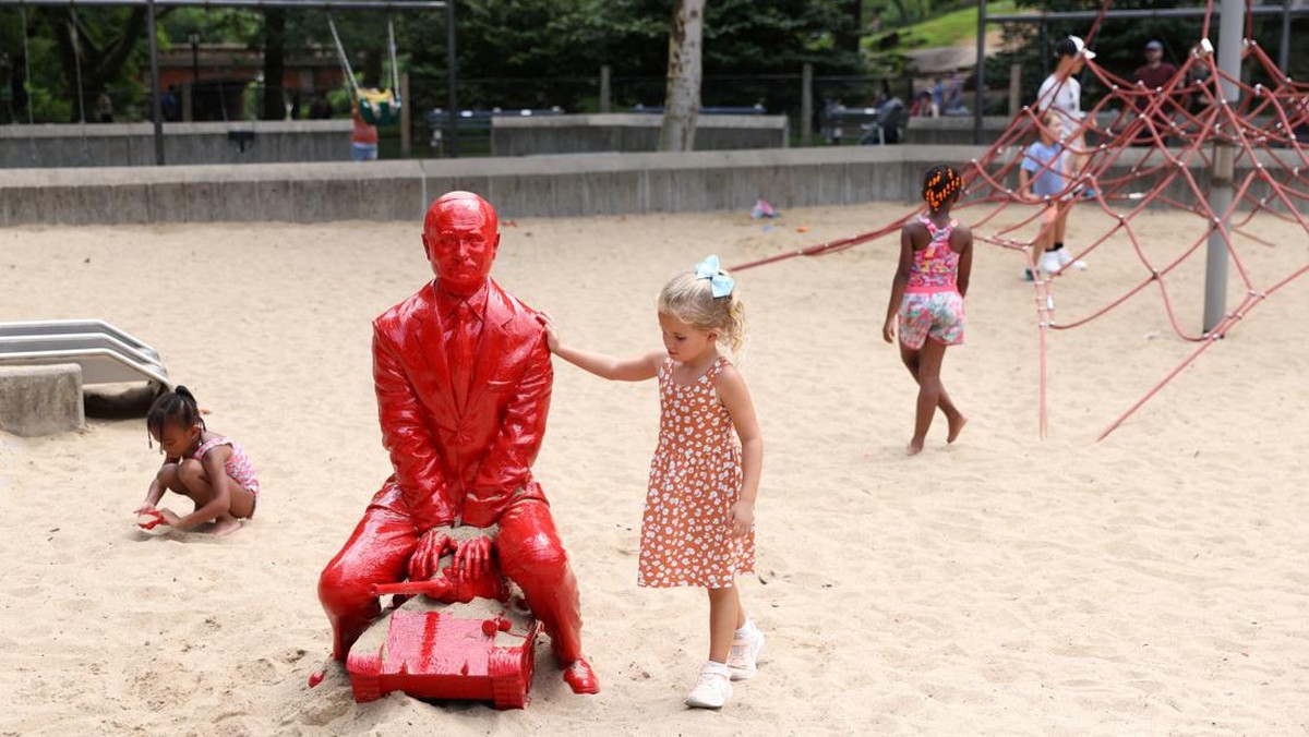 FOTO: 'Putin' Terduduk Diam Diisengi Bocah di Central Park