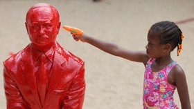 FOTO: 'Putin' Terduduk Diam Diisengi Bocah di Central Park