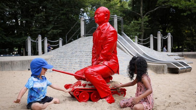 FOTO: 'Putin' Terduduk Diam Diisengi Bocah di Central Park