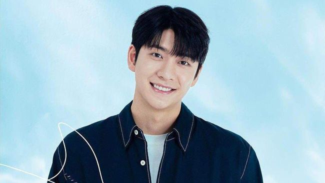 Bintang Extraordinary Attorney Woo Kang Tae-oh mulai wamil 20 September. Kang Tae-oh pamerkan rambut cepaknya jelang wamil hari ini. 