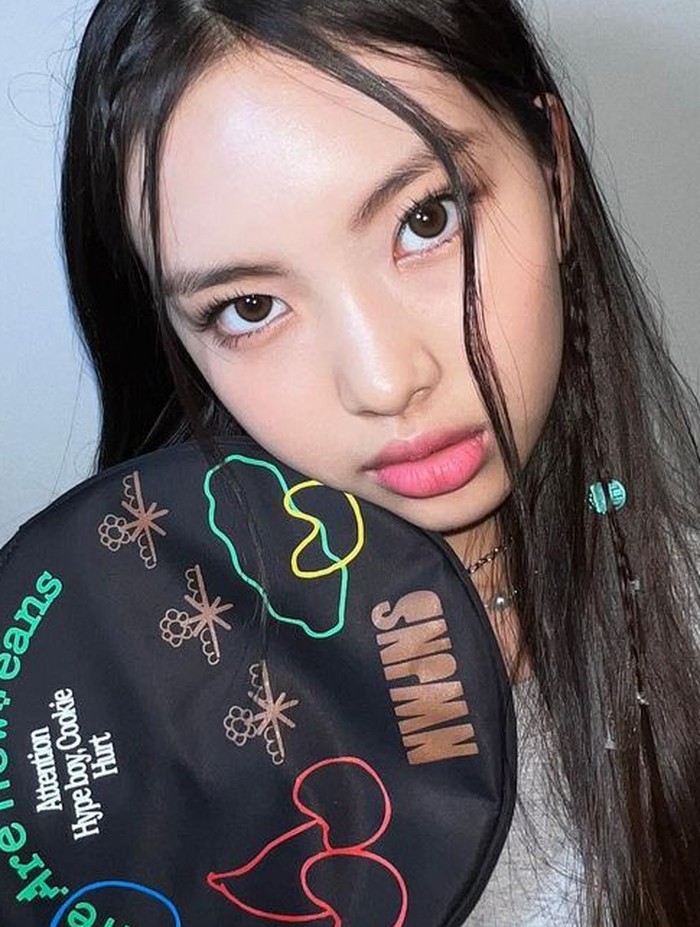 Karena usianya yang terbilang masih sangat muda, nama Hyein langsung menjadi topik hangat di kalangan netizen, setelah ia diperkenalkan secara resmi sebagai anggota NewJeans./ foto: twitter.com/@picsnewjeans