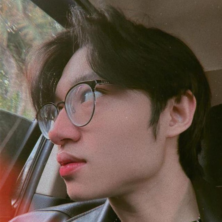 <p>Salah satu foto terbaru Kiesha yang juga menuai pujian. Dalam foto ini ia terlihat mengenakan kacamata. (Foto: Instagram @kiesha.alvaro)</p>