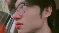 <p>Salah satu foto terbaru Kiesha yang juga menuai pujian. Dalam foto ini ia terlihat mengenakan kacamata. (Foto: Instagram @kiesha.alvaro)</p>