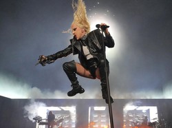 Lady Gaga Teriak Hentikan Musik saat Penari Terjatuh