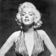 Potret Gaya Ikonis Marilyn Monroe Saat Tampil di Belakang Layar, Memesona dalam Gaun Glamor!