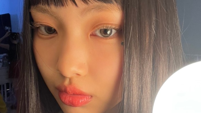 Menurut netizen, Hyein punya pesona dan aura kuat, yang membuat mata langsung tertuju padanya. Wah, bak cinta pada pandangan pertama, ya?/ foto: twitter.com/@picsnewjeans