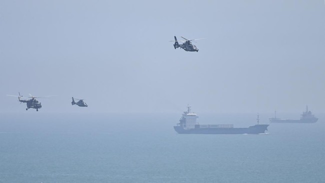 Sektor perdagangan dan perjalanan komersial di Asia Timur terhambat akibat latihan militer China di selat Taiwan.
