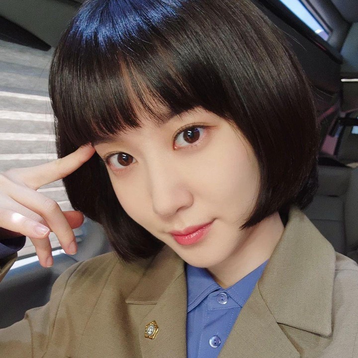 <p>Di drama Korea bertema hukum itu, Park Eun Bin berperan sebagai pengacara autisme bernama Woo Young Woo. Gaya rambutnya di serial kali ini sangat ikonik, Bunda. Park Eun Bin memangkas rambutnya ke dalam gaya <em>bob</em> pendek dengan poni rata di depan dahi. (Foto: Instagram @eunbining0904)</p>