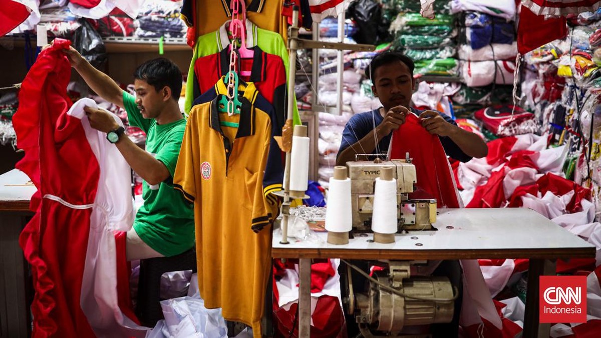 FOTO: Semarak Penjualan Pernak-pernik Merah Putih Jelang 17 Agustus