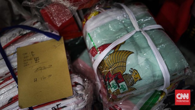 FOTO: Semarak Penjualan Pernak-pernik Merah Putih Jelang 17 Agustus