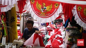 FOTO: Semarak Penjualan Pernak-pernik Merah Putih Jelang 17 Agustus