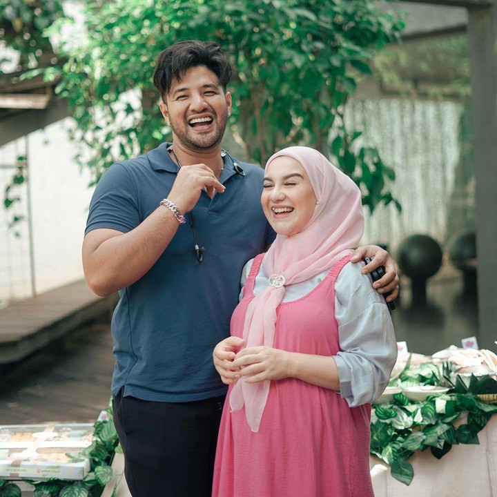 <p>Perempuan berusia 26 tahun ini sempat mengadakan pesta intimate sederhana bersama kerabat dan keluarga. (Foto: Instagram @_irishbella_)</p>