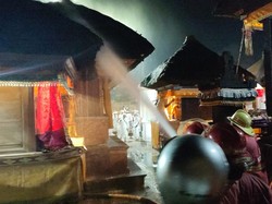 Diduga Terpercik Api Dupa, Atap Pura Desa lan Puseh Denpasar Terbakar