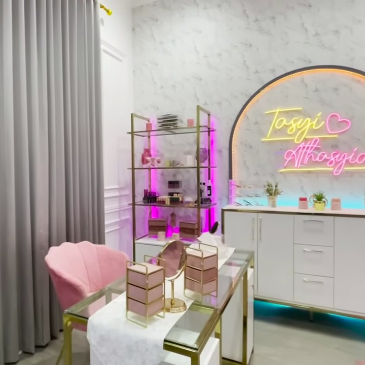 <p>Tasyi juga memiliki studio khusus yang kerap digunakan olehnya dan tim, nih. Studio ini didesain dengan sangat menarik dan girly banget, Bunda. (Foto: YouTube Tasyi Athasyia)</p>