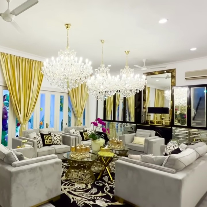 <p>Banyak netizen yang tertarik dengan ruang tamu Tasyi nih, Bunda. Karpet di ruangan ini menggunakan motif Belgia dan dilengkapi dengan tiga meja bundar. (Foto: YouTube Tasyi Athasyia)</p>