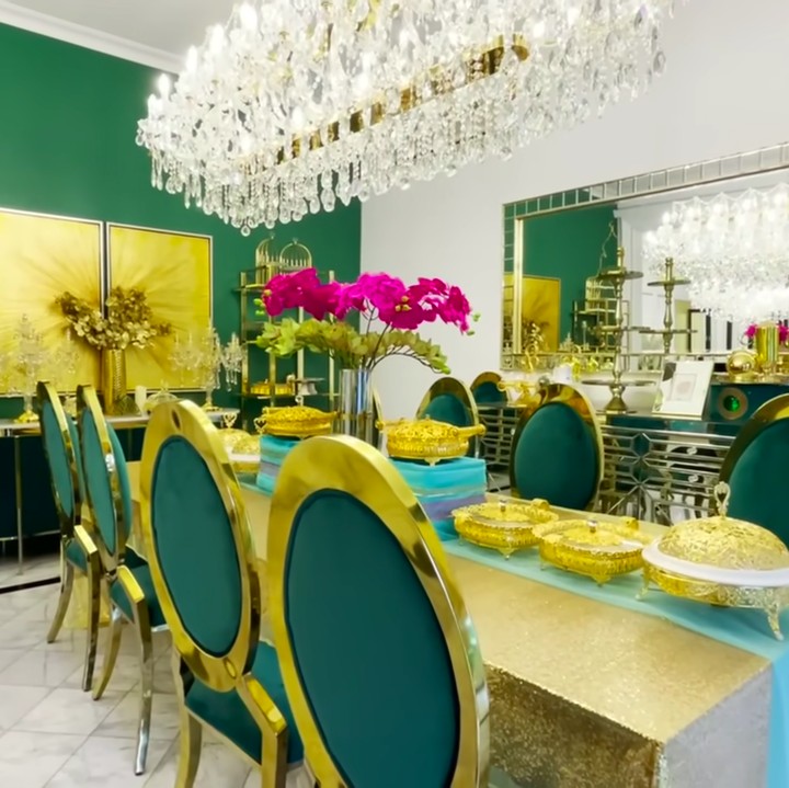 <p>Area ruang makan adalah area yang menjadi favorit Bunda tiga anak ini. Tasyi menggunakan bahan velvet beludru warna emerald untuk menambahkan kesan mewah. (Foto: YouTube Tasyi Athasyia)</p>