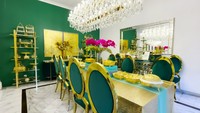 <p>Area ruang makan adalah area yang menjadi favorit Bunda tiga anak ini. Tasyi menggunakan bahan velvet beludru warna emerald untuk menambahkan kesan mewah. (Foto: YouTube Tasyi Athasyia)</p>