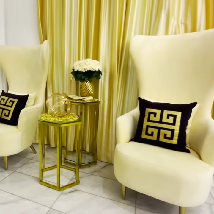 <p>Hampir seluruh area rumah didominasi dengan warna putih dan gold, Bunda. Tasyi juga menambahkan kaca agar ruangan terlihat lebih luas dan panjang. (Foto: YouTube Tasyi Athasyia)</p>