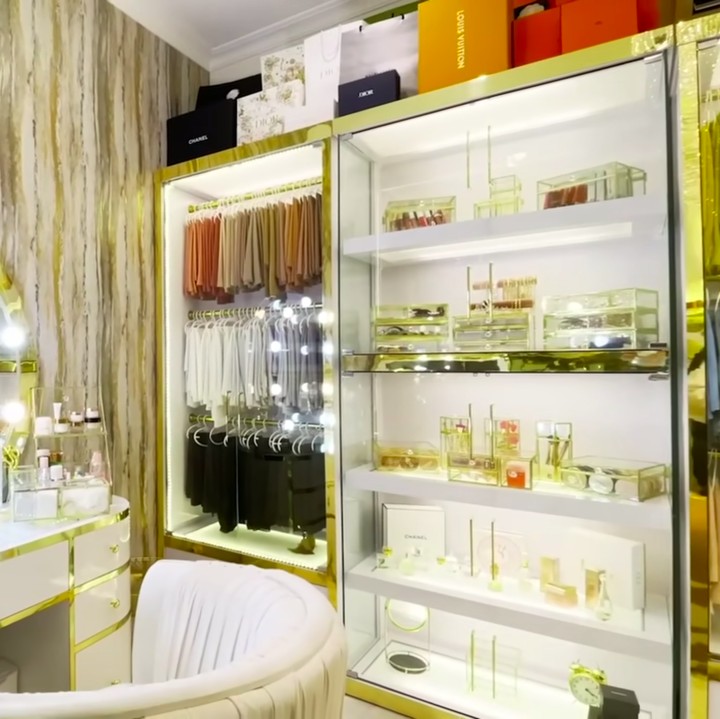 <p>Yang tak boleh terlewatkan dari rumah Tasyi adalah bagian walk in closetnya, nih. Lemari pakaian Tasyi juga didominasi oleh warna gold yang mewah. (Foto: YouTube Tasyi Athasyia)</p>