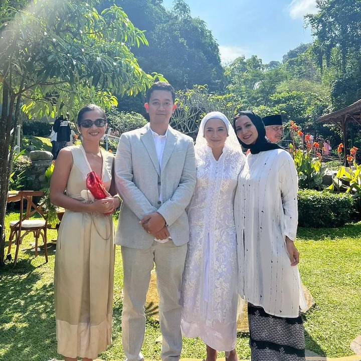 <p>Wanda sudah mulai aktif membagikan aktivitasnya ke media sosial dengan mengenakan hijab, nih. Salah satunya saat ia menghadiri pesta pernikahan kerabatnya. (Foto: Instagram: @wanda_hamidah)</p>