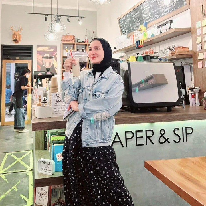 <p>Meskipun memakai hijab, gaya Wanda Hamidah tetap <em>fashionable</em> nih, Bunda. Wanda kerap mengenakan <em>style</em> ala anak muda. (Foto: Instagram: @wanda_hamidah)</p>
