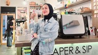 <p>Meskipun memakai hijab, gaya Wanda Hamidah tetap <em>fashionable</em> nih, Bunda. Wanda kerap mengenakan <em>style</em> ala anak muda. (Foto: Instagram: @wanda_hamidah)</p>