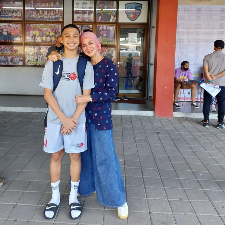 <p>Tak hanya itu, Wanda Hamidah juga mulai menutup rambutnya ketika menemani sang anak bermain basket,lho. (Foto: Instagram: @wanda_hamidah)</p>