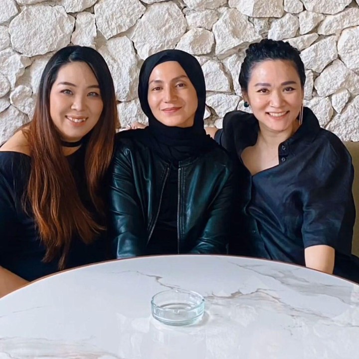 <p>Ia juga mengenakan hijab saat ngumpul bareng sahabat-sahabatnya, lho. Cantik banget, ya! (Foto: Instagram: @wanda_hamidah)</p>