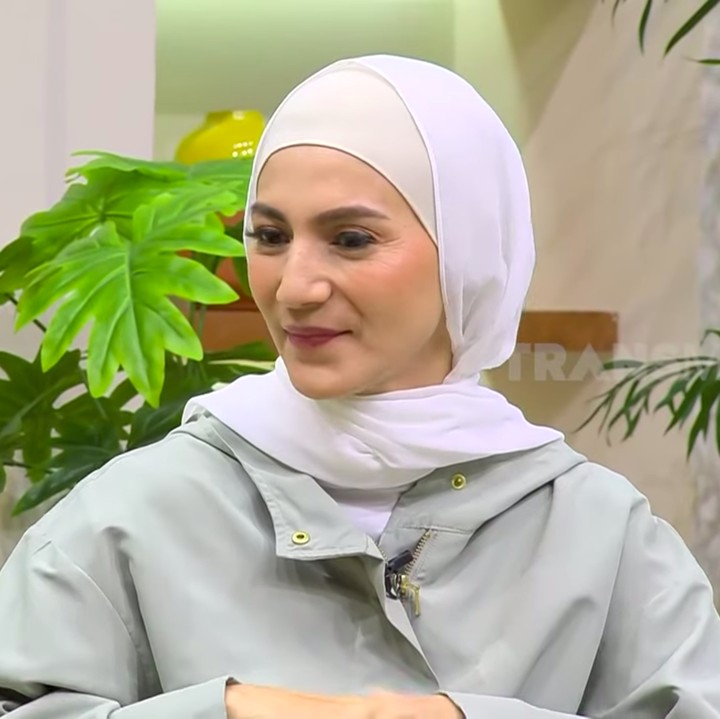<p>Wanda mengatakan dirinya sudah mulai mengenakan hijab selama dua bulan terakhir. Ia pun mengaku kini masih proses belajar menjadi Wanda yang lebih baik. (Foto: YouTube TRANS7 OFFICIAL)</p>