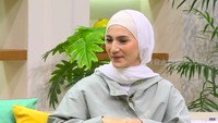 <p>Wanda mengatakan dirinya sudah mulai mengenakan hijab selama dua bulan terakhir. Ia pun mengaku kini masih proses belajar menjadi Wanda yang lebih baik. (Foto: YouTube TRANS7 OFFICIAL)</p>