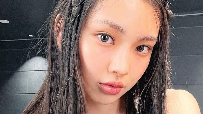 Saat ini usianya baru menginjak 15 tahun (usia Korea) atau 14 tahun (usia internasional). Hal tersebut membuat Hyein menjadi anggota termuda di NewJeans./ foto: twitter.com/@picsnewjeans