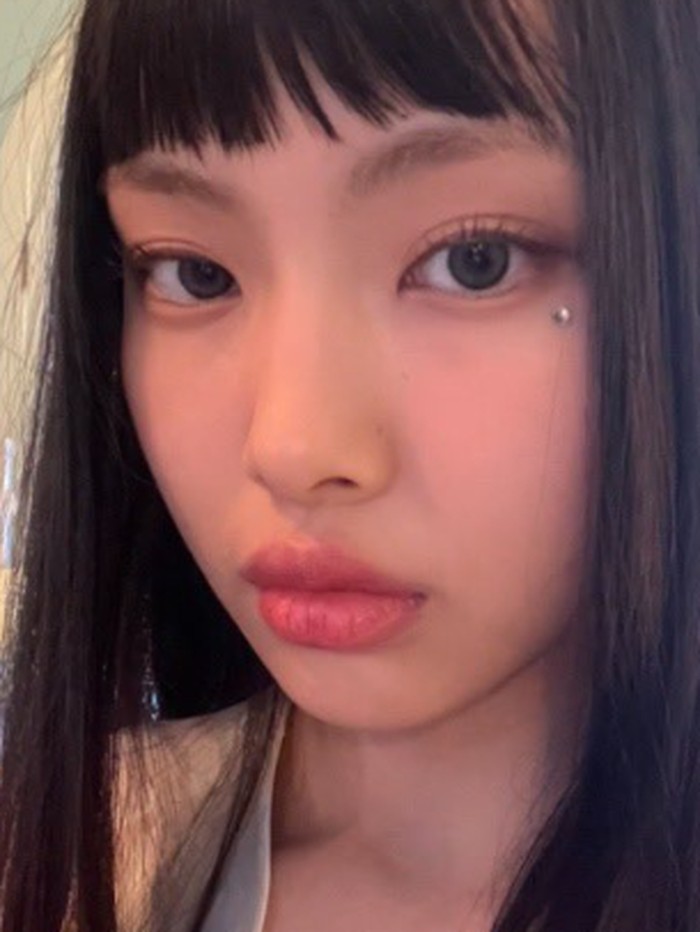 Sementara itu, sebelum resmi menjadi anggota NewJeans, Hyein sudah aktif di saluran Youtube 'Pocket TV' yang menampilkan kehidupannya sebagai trainee./ foto: twitter.com/@picsnewjeans