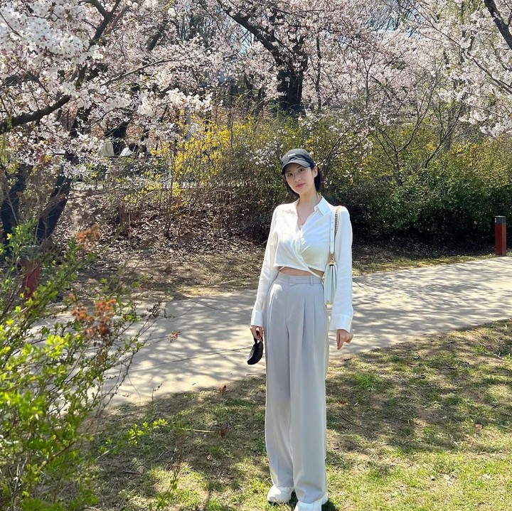 <p>Terakhir, ada Seohyun yang gaya busananya bisa banget ditiru untuk hangout nih. Ia memadukan <em>blouse</em> berpotongan <em>crop</em> dan celana panjang berwarna senada.  (Foto: Instagram @seojuhyun_s)</p>