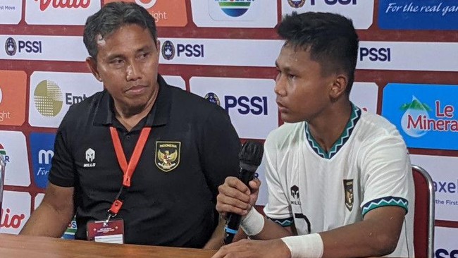 Penyerang Timnas Indonesia U-16 Muhammad Nabil Asyura mengaku terharu bisa mencetak hattrick ke gawang Singapura pada pertandingan Piala AFF U-16 2022.