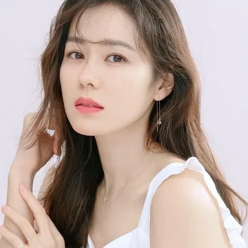 img-title Makin Glowing dan Awet Muda di Usia 40 Tahun, Intip Rahasia Kecantikan dan Perawatan Kulit Son Ye Jin!