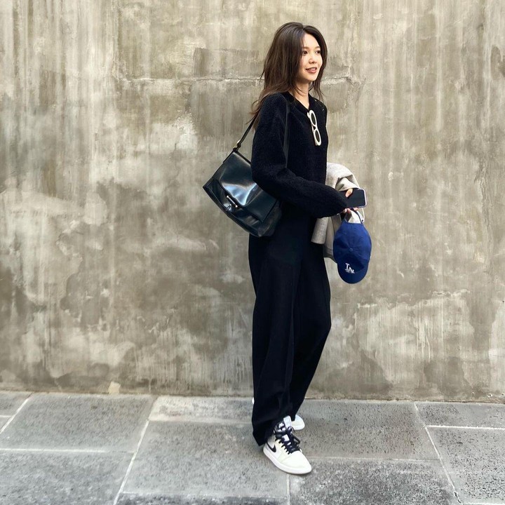 <p>Selanjutnya ada Sooyoung, <em>lead dancer </em>dan <em>rapper</em> SNSD yang terlihat santai dalam balutan <em>outfit</em> kasual serba hitam. Simpel banget ya, Bun? (Foto: Instagram @sooyoungchoi)</p>