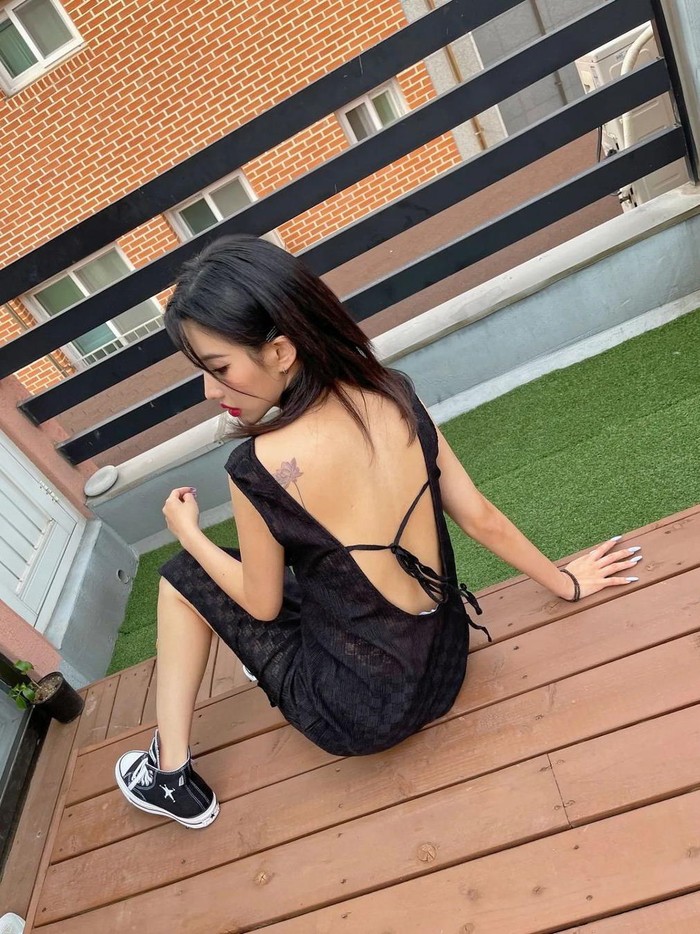Soyeon (G)I-DLE tak pernah gagal saat OOTD. Termasuk memakai backless dress hitam yang dipadukan dengan sneaker kece. Nah, outfit Soyeon satu ini bikin tato mini di punggung terlihat keren. Setuju kan, Beauties?/ Foto: instagram.com/tiny.pretty.j/