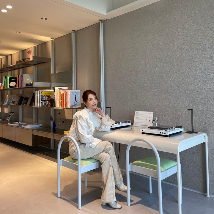 <p>Enggak kalah <em>stylish</em>, Sunny atau pemilik nama asli Lee Soon Kyu punya gaya <em>fashion</em> minimalis yang cocok untuk wanita karier, nih. Ia juga hobi mengenakan padu padan warna lembut. (Foto: Instagram @515sunnyday)</p>
