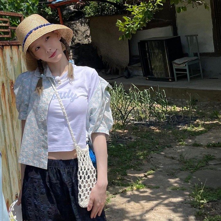 <p>Girl's Generation ata SNSD akan segera merilis album terbaru <em>Forever</em> 1 pada 5 Agustus. SNSD kembali dengan 8 member, salah satunya Taeyeon. <em>Leader</em> dari grup tersebut selalu tampil <em>fashionable</em>, seperti ketika mengenakan <em>summer outfit</em> nih. (Foto: Instagram @taeyeon_ss)</p>